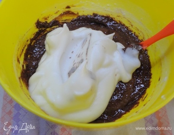 Сухие ингредиенты соединить с жидкими. Белки взбить c солью в крепкую пену и подмешать осторожно к тесту. Вылить тесто в форму диаметром 20 см и выпекать примерно 40–45 минут. Полностью остывший бисквит разрезать на два коржа.