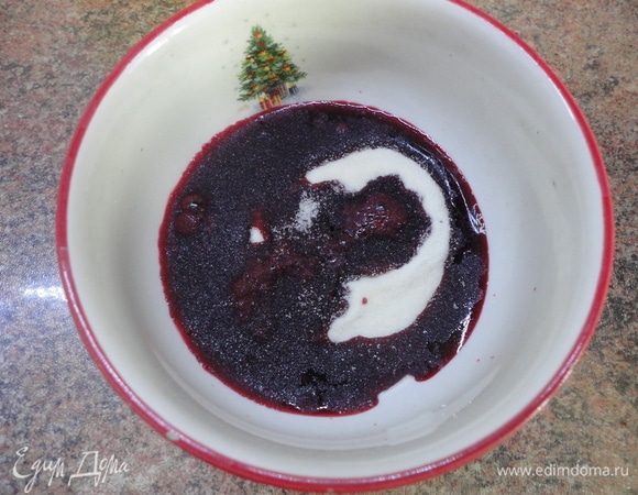 Если у вас свежая вишня, удалите косточки из ягод, а желатин залейте 100 мл воды. Я уже успела наморозить вишню, поэтому я замочила желатин в соке, который образовался после размораживания.