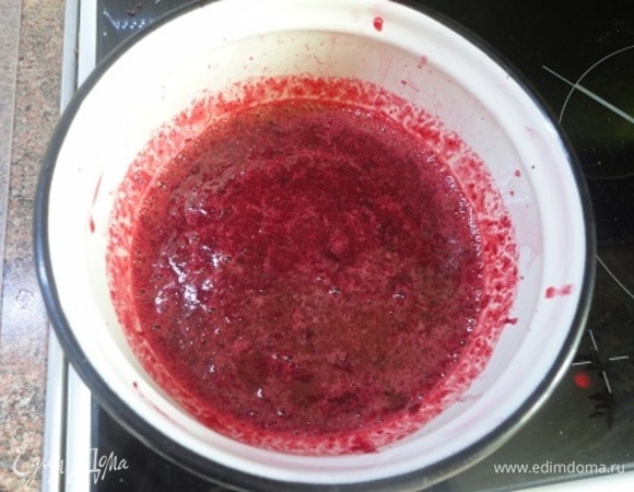 Ягоду измельчите блендером в пюре, соедините с сахаром, прогрейте (но не кипятите!) и разведите в ней желатин.