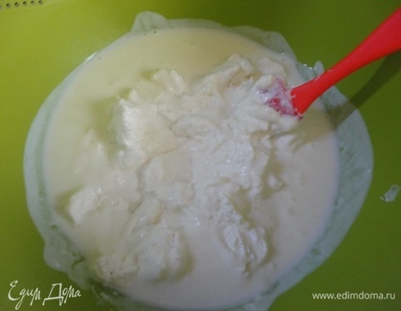 Пока пюре остывает, творог тоже пробейте блендером до однородной массы. Соедините с йогуртом и сметаной.