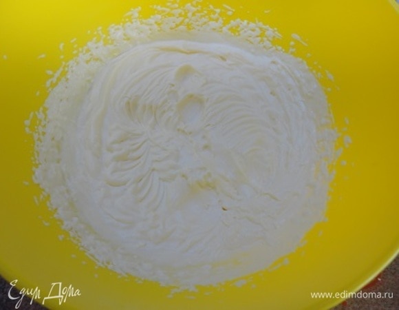 Взбейте сливки, соедините с творожной массой и вишневым пюре. В разъемную форму диаметром 23–24 см выложите один корж, залейте его половиной мусса и поставьте в холодильник, чтобы он схватился. Затем сверху выложите второй корж и залейте оставшимся муссом. Держите в холодильнике до полного застывания.