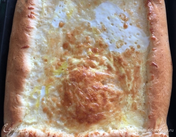 Тем временем разогреваем духовку до 180°C и ставим подошедший пирог выпекаться на 30 минут. Приятного аппетита 😊