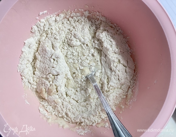 В половине теплого молока размешать дрожжи. Добавить муку и замесить тесто. Поставить в теплое место.