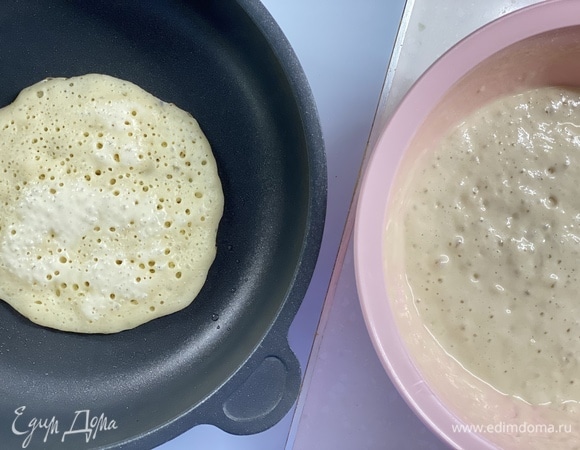 Жарить на сухой сковороде с обеих сторон. Готовые блинчики смазать сливочным маслом. Подавать с любимым вареньем или сметаной.