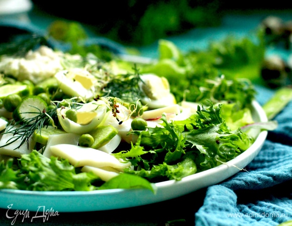 Добавить заправку, перемешать и подавать.