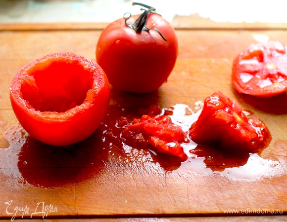 У помидоров срезаем крышечки, внутренности выскабливаем, стенки не уменьшаем. Складываем всю начинку из помидоров в дуршлаг (белые серединки отрезаем) и очень хорошо отжимаем от сока, нам нужен только жмых.