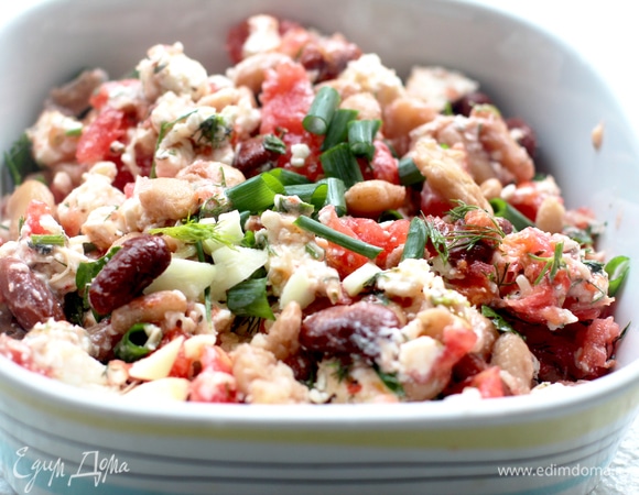 У меня фасоль вареная, можно консервированную. Рубим жмых. Фету нарезаем кубиками, чеснок пропускаем через пресс. Смешиваем фету, фасоль (тщательно отцедить), чеснок, специи, травы, соль.