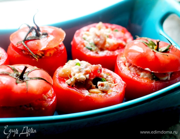Ставим заготовки из помидоров в форму для запекания.