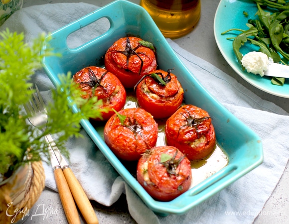 Поливаем оливковым маслом, смешанным с ложкой винного уксуса, и запекаем примерно 20–30 минут (зависит от размера помидоров) при 180°C.
