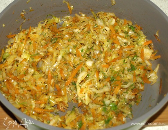 Лук, чеснок и морковь очистить. Морковь натереть на средней терке, лук и чеснок мелко порубить. Капусту нашинковать, зелень порубить. В сковороде разогреть растительное масло. Обжарить лук, морковь и чеснок до мягкости моркови, добавить капусту и готовить до готовности капусты. Добавить соль, красную молотую паприку, черный молотый перец по вкусу. Снять с огня, добавить зелень. Дать немного остыть.