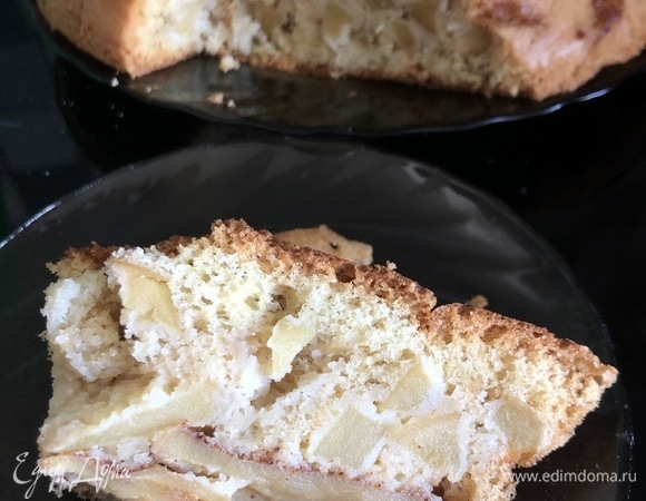 Форму ставим выпекаться в разогретую до 180°C духовку без конвекции на 40 минут. Во время выпечки духовку открывать ни в коем случае нельзя, иначе шарлотка опадет и больше никогда не поднимется. Через 40 минут проверить готовность зубочисткой. Подавать можно с мороженым или как самостоятельное блюдо к чаю. Приятного чаепития.