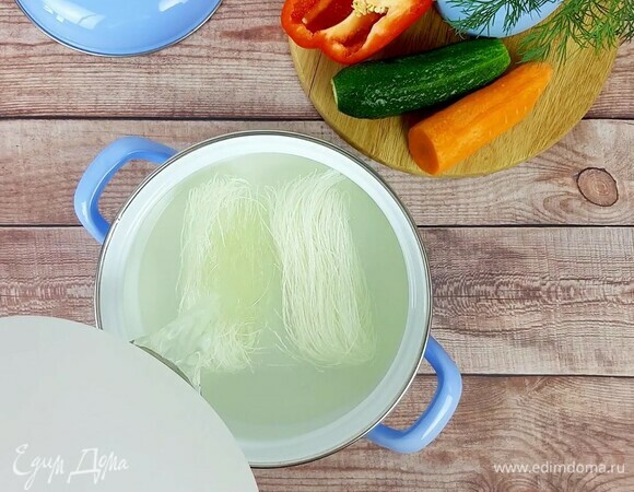 Фунчозу приготовить согласно инструкции на упаковке.