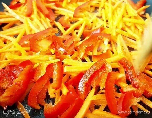 Морковь натереть, болгарский перец нарезать соломкой. Обжарить на максимальном огне с небольшим количеством растительного масла пару минут.