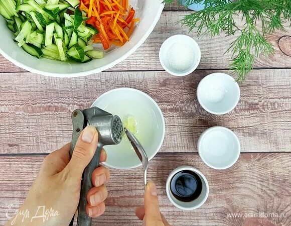 Для заправки смешать все ингредиенты.