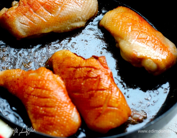 Хорошо нагреть сковороду с толстым дном. Положить филе на сковороду кожей вниз и жарить на среднем огне, поливая вытопившимся жиром, около 8 минут. Вынуть филе со сковороды, накрыть фольгой и убрать в теплую духовку.