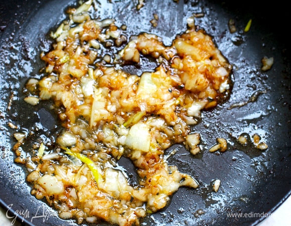 Лук мелко нарезать. Слить утиный жир из сотейника в баночку. В сотейник положить сливочное масло и лук, пассеровать до прозрачности, посыпав сахаром. Влить вино и бульон.