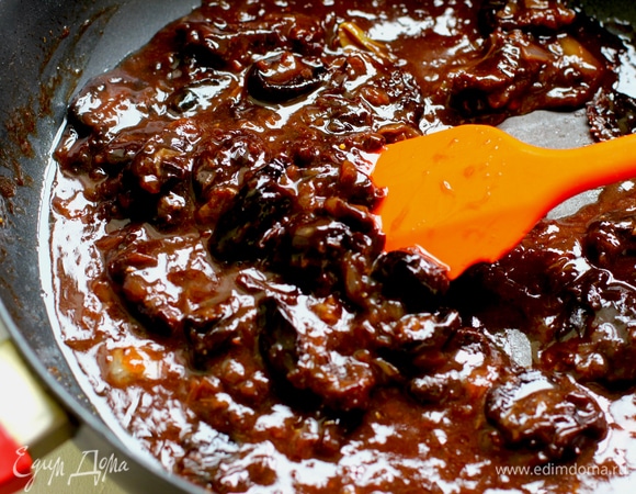 Слегка посолить соус и уварить до густоты.