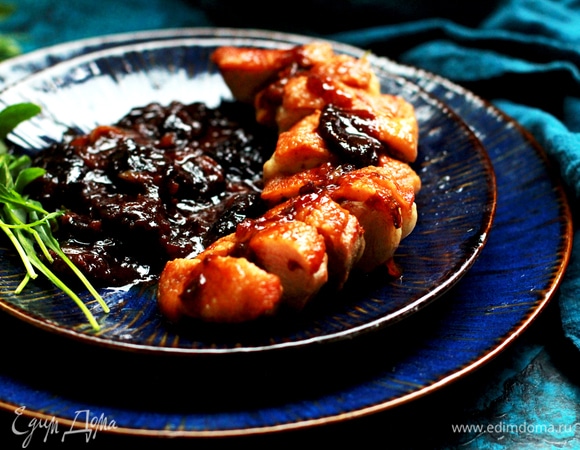 На гарнир подойдет запеченный в утином жире картофель.