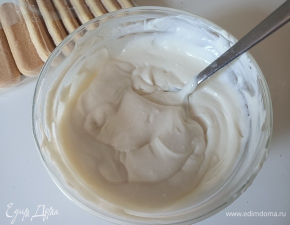 Желатин замочить в холодной воде на 10 минут. Рикотту перемешать с сахарной пудрой и пробить блендером до кремового состояния. Растворить набухший желатин и соединить с кремом.