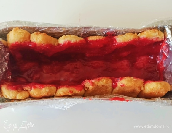 100 грамм клубники соединить с сахаром и пробить блендером до состояния пюре. Добавить лимонный сок, поставить на огонь и дать закипеть. Остудить. 1/3 клубничного соуса оставить для украшения, а остальным смазать печенье.