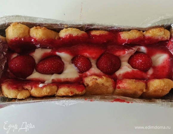 Выложить часть крема. Сверху уложить клубнику.