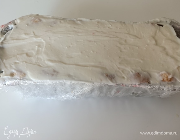 Выложить остальную часть крема. Накрыть пищевой пленкой и отправить в холодильник на 5–6 часов.