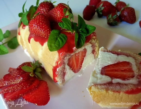 Достать форму из холодильника, снять пищевую пленку, накрыть блюдом, аккуратно перевернуть и достать десерт. Сверху полить клубничным соусом, украсить клубникой и мятой. Приятного аппетита!