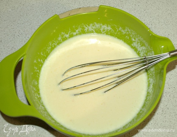 Духовку разогреть до 180ºС. В миске взбить куриные яйца и кефир, добавить соль и перец по желанию.