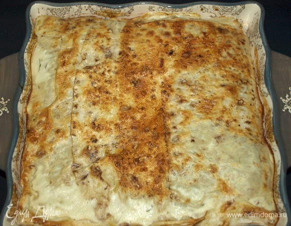 Отправляем в заранее разогретую до 180ºС духовку на 25–30 минут. Достаем готовый пирог, даем отдохнуть.