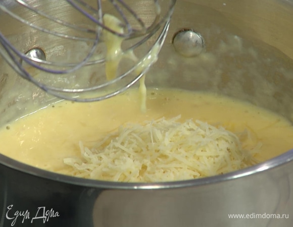 Продолжая взбивать, ввести сливки и 50 г натертого пармезана, довести яйца до готовности, посолить и снять с огня.