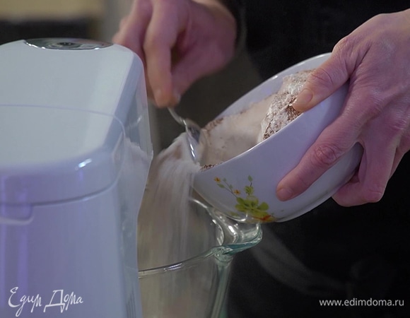 К муке добавить винный камень, разрыхлитель и 1 ч. ложку корицы, все перемешать и, не выключая комбайна, постепенно ввести в яичную смесь и вымешать тесто. 