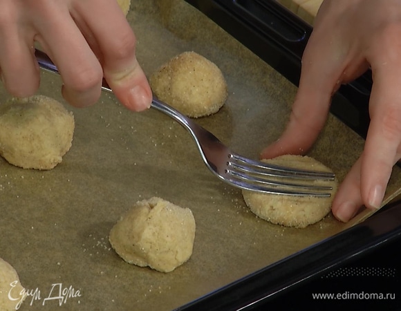 Из теста сделать шарики, обвалять в сахаре с корицей, выложить на застеленный бумагой для выпечки противень и придавить вилкой.