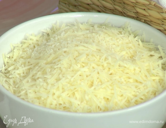 Сыр натереть на мелкой терке.
