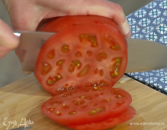 Половинку помидора нарезать кружками.