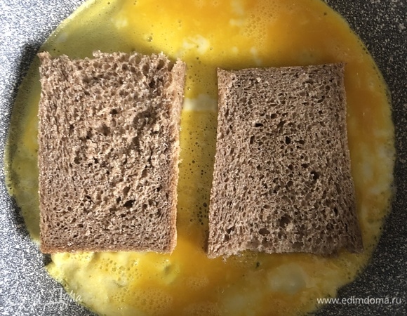 Яйца взбить с солью до образования однородной массы, вылить в разогретую сковороду, смазанную небольшим количеством масла, сверху положить кусочки хлеба на некотором расстоянии друг от друга (как на фото).