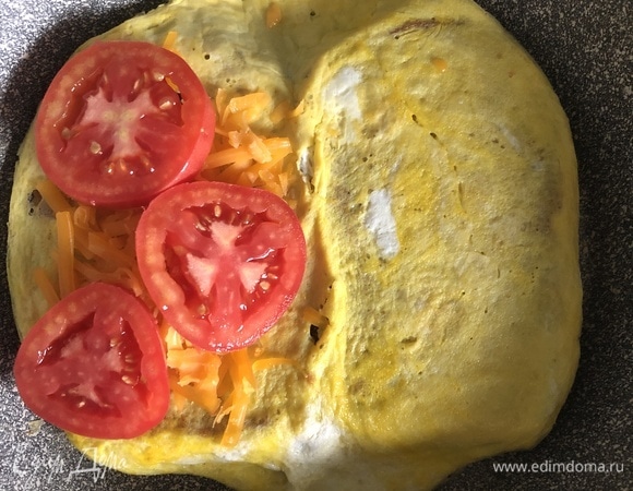 И помидоры, можно добавить соль по вкусу или любимый соус.