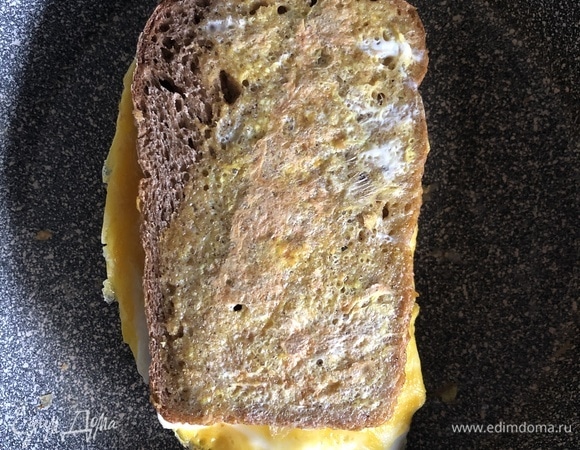 Как только выложили всю начинку, сразу сворачиваем наш сэндвич и накрываем сковороду крышкой на 2–3 минуты, чтобы сыр успел растаять. Подавать горячим, приятного аппетита!