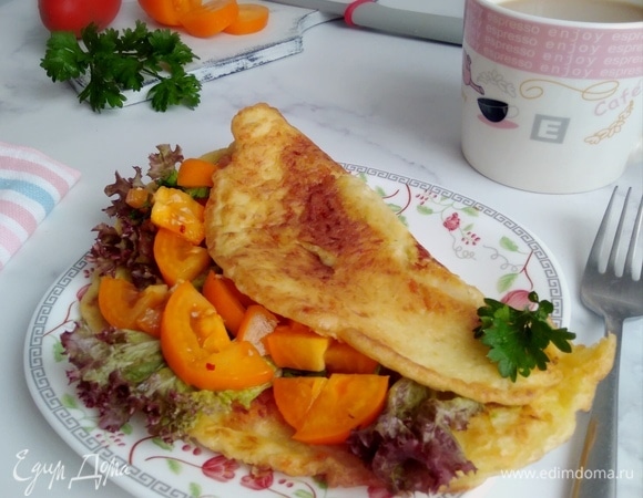 На 1 половину кабачкового блина положить любую начинку и накрыть второй. В данном случае блин получается нежным и несухим. Поэтому творожный сыр или сметану в начинку я не добавляла. Приятного завтрака!