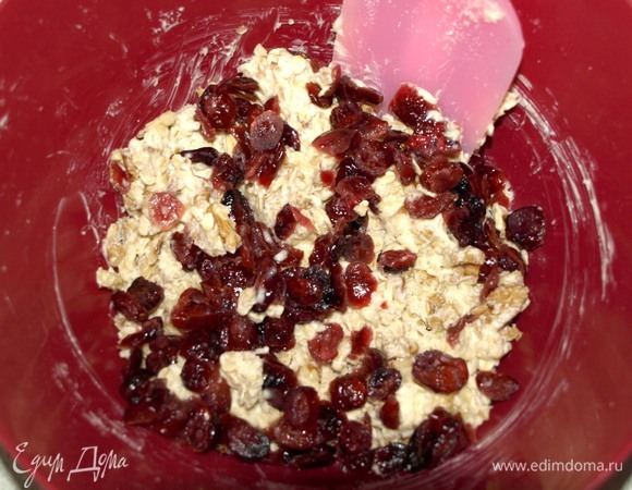 Все продукты должны быть комнатной температуры. Вяленую клюкву залить горячей водой на 5 минут, воду слить, клюкву промыть и слегка отжать от воды. Грецкие орехи мелко порубить. Размягченное сливочное масло соединить с сахаром, солью и взбить в пышный крем. Добавить измельченные грецкие орехи, овсяные хлопья и клюкву. Хорошо перемешать.