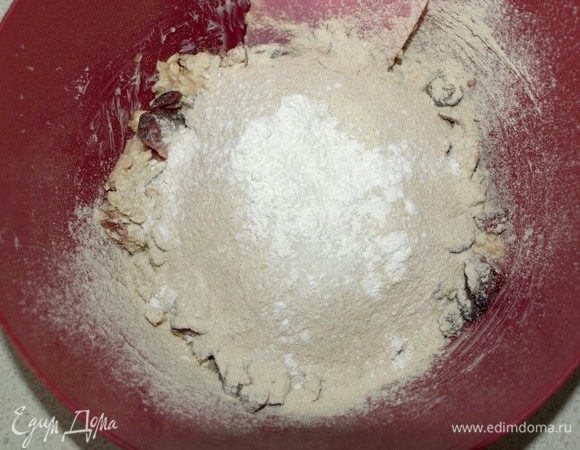 Добавить просеянную спельтовую муку, разрыхлитель и ванильный сахар.