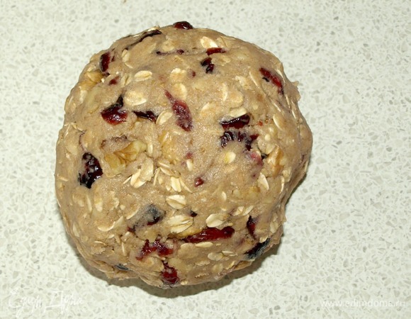 Сначала замешиваем тесто лопаткой, потом собираем руками в шар. Если тесто получается суховатым, то добавьте 1–2 ст. л. молока или любого фруктового сока.