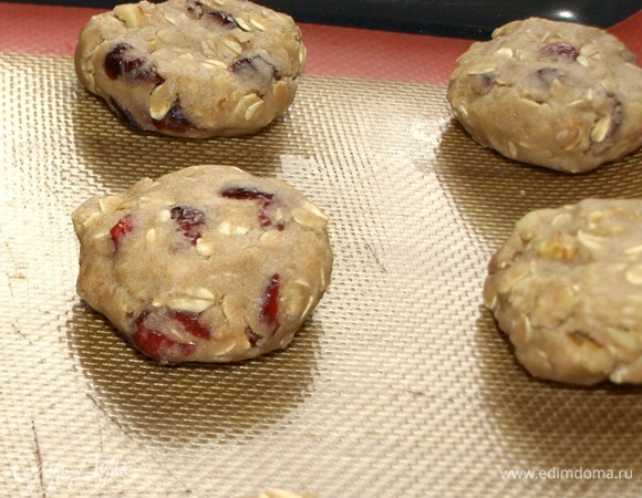 От теста отщипываем кусочки и формируем шарики (у меня вес шарика — 40 г), слегка прижимаем. Кладем печенье на противень, застеленный пекарской бумагой или силиконовым ковриком.