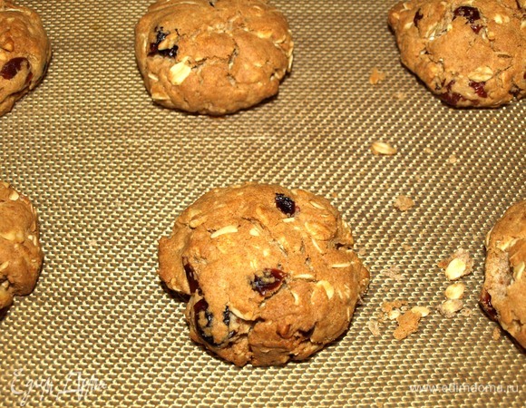 Отправляем в заранее разогретую до 180ºС духовку на 20–25 минут. Достать готовое печенье. Дать полностью остыть на противне. Полностью остывшее печенье перекладываем на блюдо.