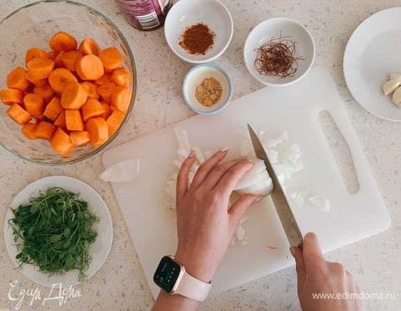 Мелко нарежьте лук и чеснок.