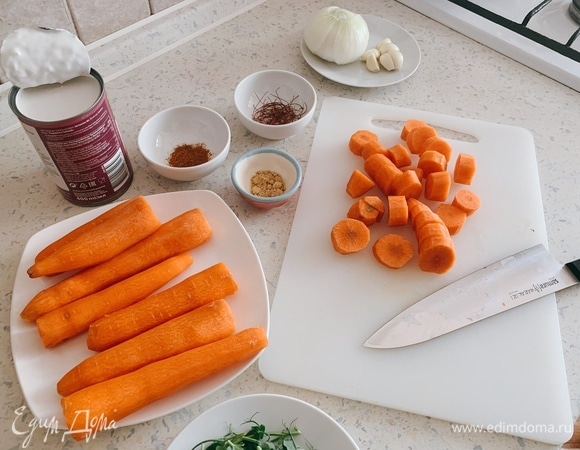 Нарежьте морковь кружочками или кубиками. Чем мельче нарежете, тем быстрее потом сварится морковь.