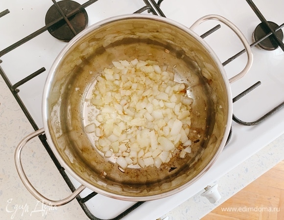 В сковороду добавьте лук и обжаривайте несколько минут.