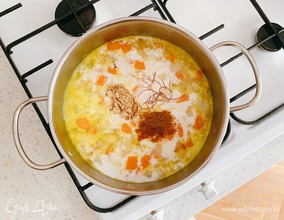 Добавьте в кастрюлю 400 мл кокосовых сливок, 1 ч. л. порошка карри, 1 ч. л. порошка имбиря и 0,5 ч. л. молотого чили, а также соль и перец по вкусу. Перемешайте.