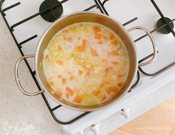 Дайте супу прокипеть и выключите плиту.