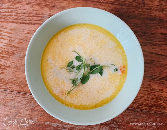 Для подачи украсьте суп нарезанным зеленым луком или любой микрозеленью.