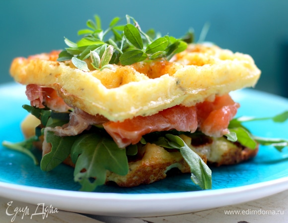 Сыр можно частично заменить, например 150 г пармезана + 50 г любого сыра. Смешать все ингредиенты, выпекать в вафельнице для толстых вафель 4–5 минут до легкой румяности.